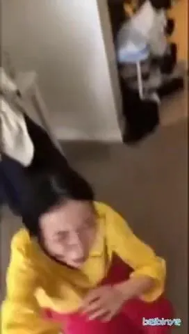 Fuck Girls 做錯事 女友自覺蹲下來口交，請求原諒