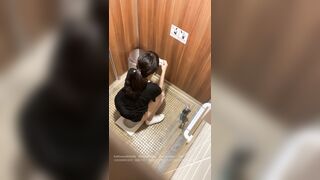 台北故人系列廁拍流出 4K超清手持後排偷拍系列-5