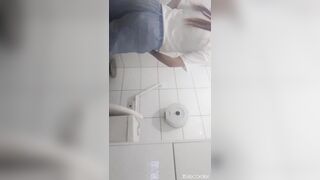 【廁拍精品】台灣坐便式偷窺 顏值粉嫩學生妹子噓噓 逼毛性感至極-3