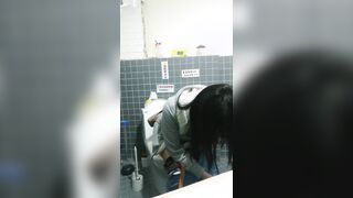 【廁拍精品】台灣坐便式偷窺 顏值粉嫩學生妹子噓噓 逼毛性感至極-5