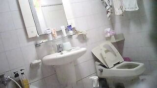 台灣水電工浴室暗藏攝像偷拍宿舍裡的女生洗澡