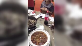 美少婦飯局上公然掀衣服擠奶！再逼逼，奶水滋你一臉！