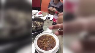 美少婦飯局上公然掀衣服擠奶！再逼逼，奶水滋你一臉！