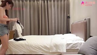 小李探花約炮剛下海的清純學妹 換上學生制服乾起來別有一番風味