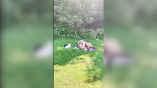 黑人的大肉棒少婦阿姨完全承受不住，戶外草坪上撐爆騷逼，大聲吶喊淫叫