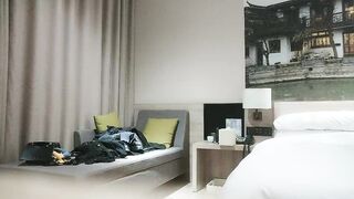 猥瑣大叔酒店約炮出來兼職的女白領 換上黑絲吃鮑魚啪啪