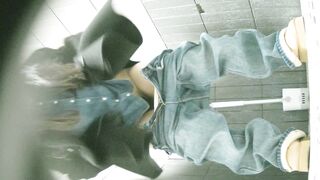 【廁拍】全景前後雙角度 極品無毛白虎 -02