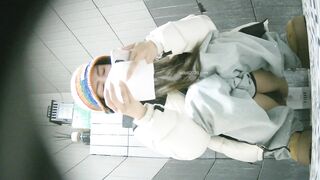 【廁拍】全景前後雙角度 極品無毛白虎 -08