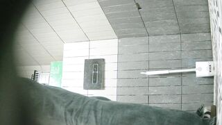 【廁拍】全景前後雙角度 極品無毛白虎 -01