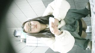 【廁拍】全景前後雙角度 極品無毛白虎 -01