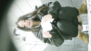 【廁拍】全景前後雙角度 極品無毛白虎 -05