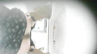 【廁拍】全景前後雙角度 極品無毛白虎 -05