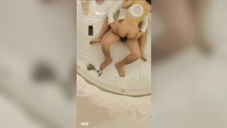 最騷反差人妻 酒店房間門口和窗外露出3